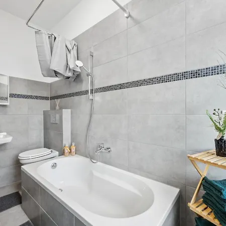 Wupper I, Lage Ideal Fuer Geschaeftsleute, Monteure, Familien, 3 Zimmer, Smart-tv Apartment